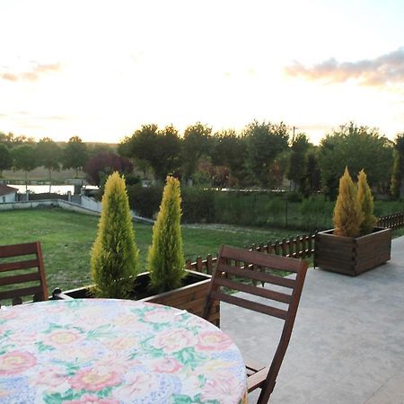 Ravieres La Maison Et Son Jardin Sur Le Canal De Bourgogne מראה חיצוני תמונה