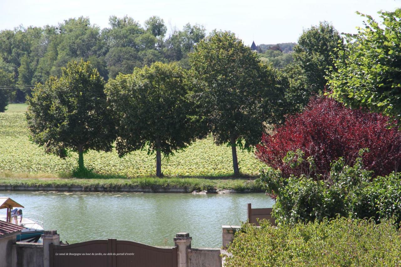 Ravieres La Maison Et Son Jardin Sur Le Canal De Bourgogne מראה חיצוני תמונה