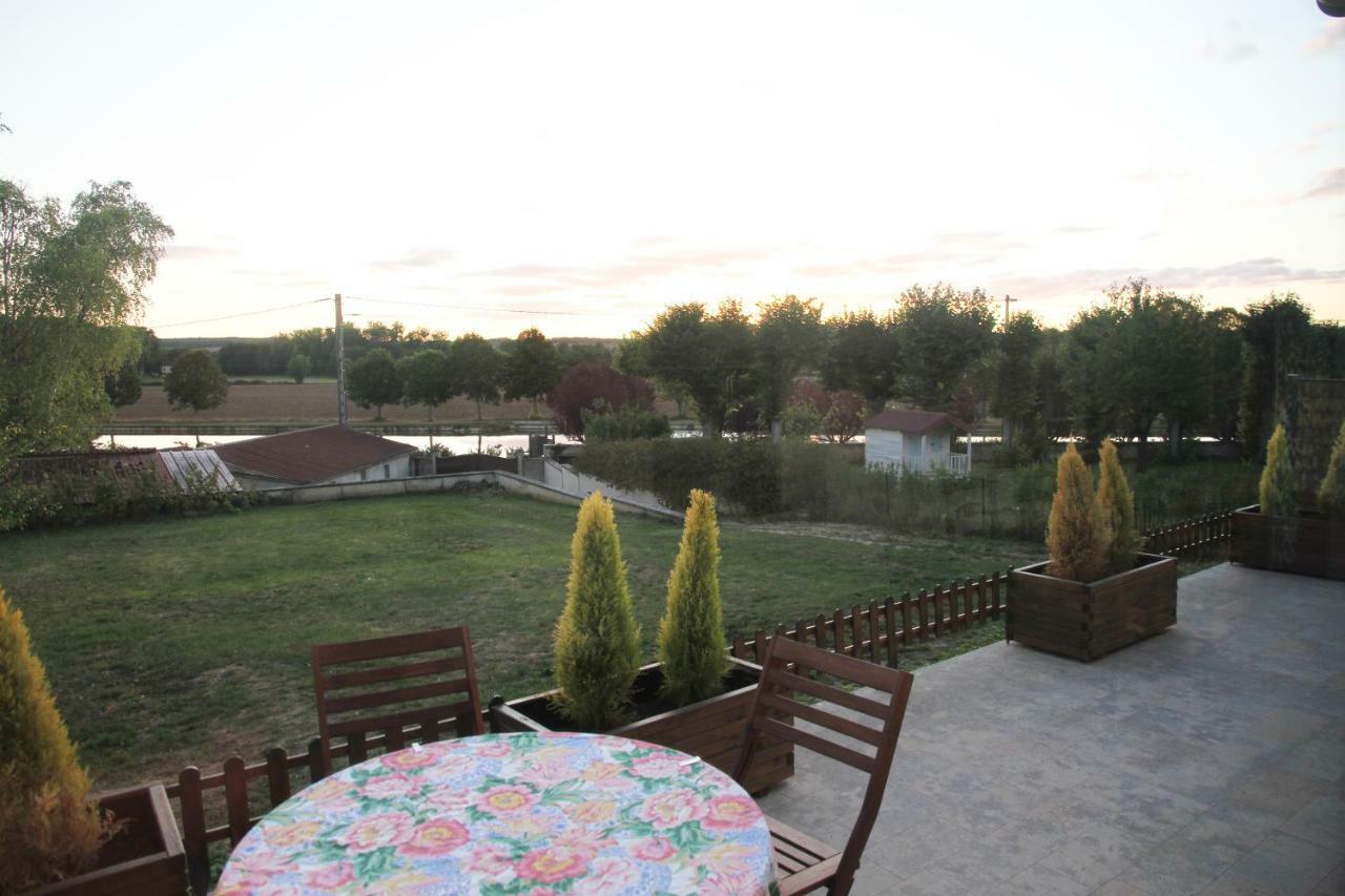 Ravieres La Maison Et Son Jardin Sur Le Canal De Bourgogne מראה חיצוני תמונה
